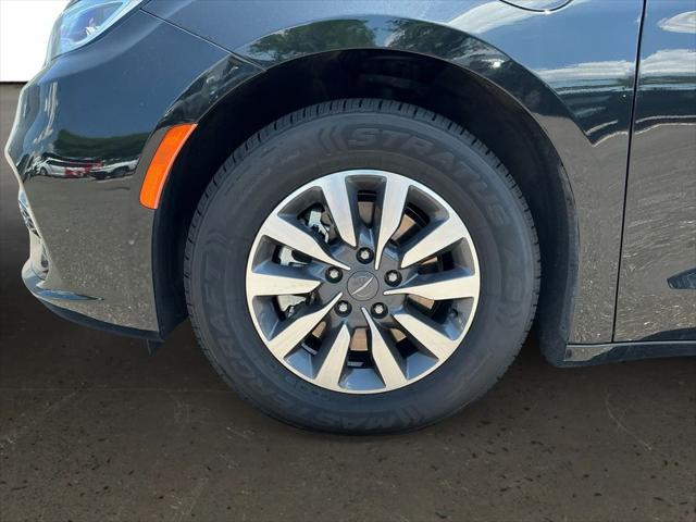 Photo of 2024 Brilliant Black Crystal Pearlcoat Chrysler Pacifica Hybrid