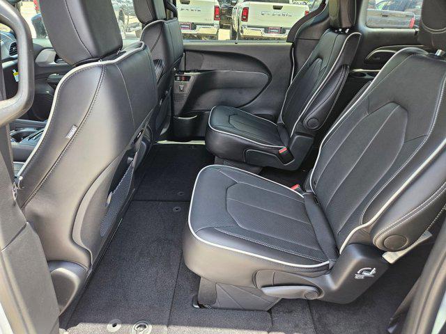 Photo of 2025 Bright White Clearcoat Chrysler Pacifica