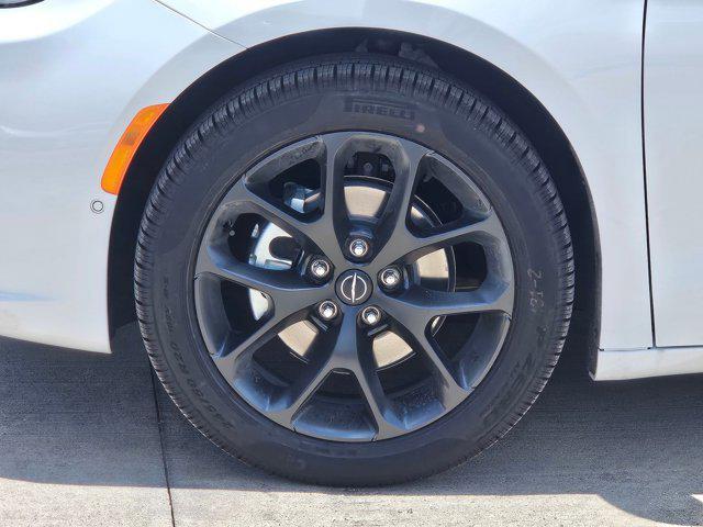 Photo of 2025 Bright White Clearcoat Chrysler Pacifica