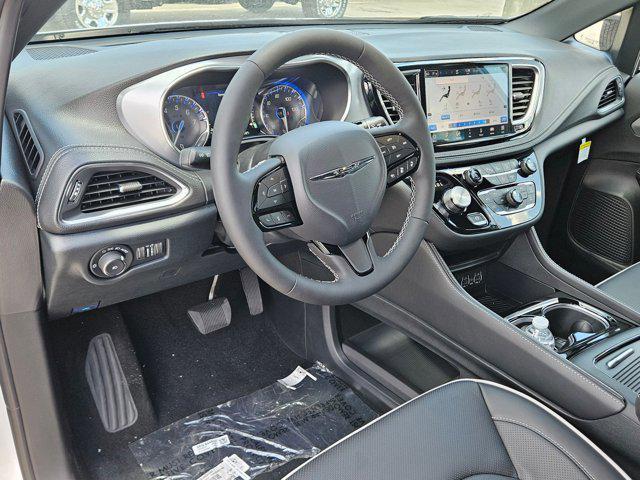 Photo of 2025 Bright White Clearcoat Chrysler Pacifica