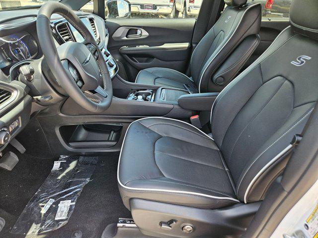 Photo of 2025 Bright White Clearcoat Chrysler Pacifica