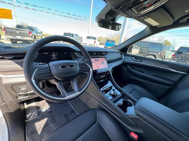 Photo of 2025 Bright White Clearcoat Jeep Grand Cherokee