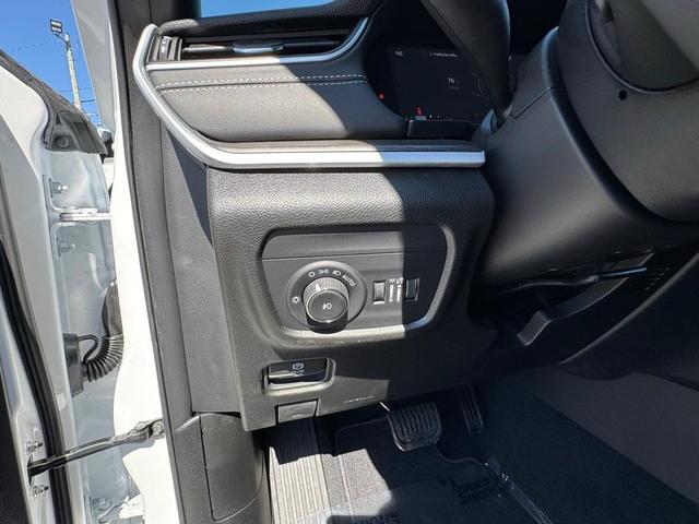 Photo of 2025 Bright White Clearcoat Jeep Grand Cherokee