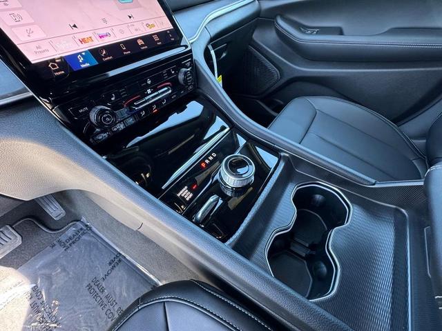Photo of 2025 Bright White Clearcoat Jeep Grand Cherokee