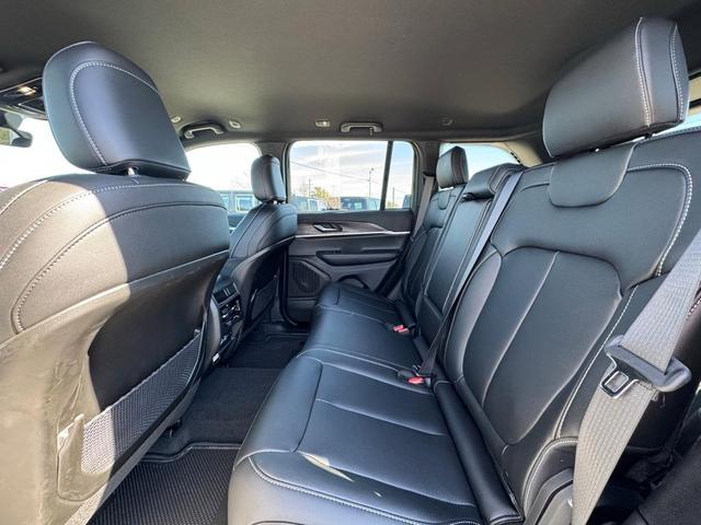 Photo of 2025 Bright White Clearcoat Jeep Grand Cherokee