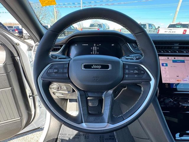 Photo of 2025 Bright White Clearcoat Jeep Grand Cherokee