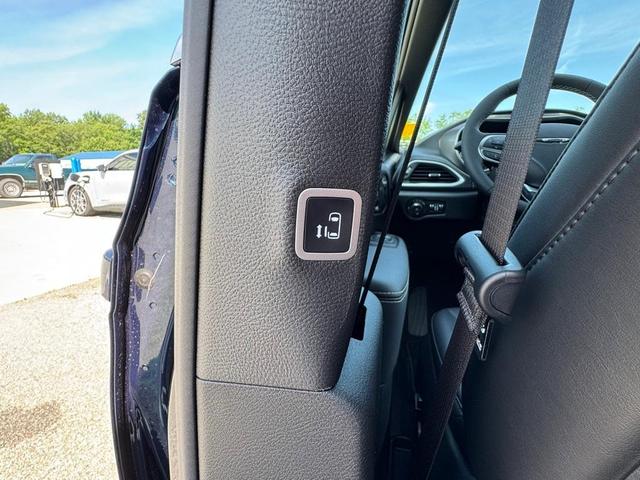 Photo of 2025 Fathom Blue Pearlcoat Chrysler Pacifica