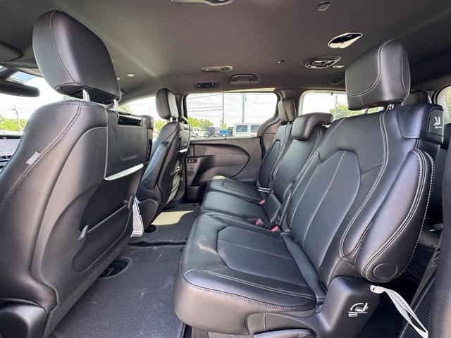 Photo of 2025 Fathom Blue Pearlcoat Chrysler Pacifica