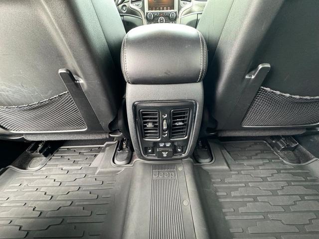 Photo of 2016 Granite Crystal Clearcoat Metallic Jeep Grand Cherokee