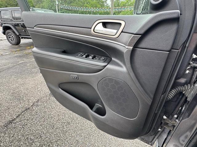Photo of 2016 Granite Crystal Clearcoat Metallic Jeep Grand Cherokee