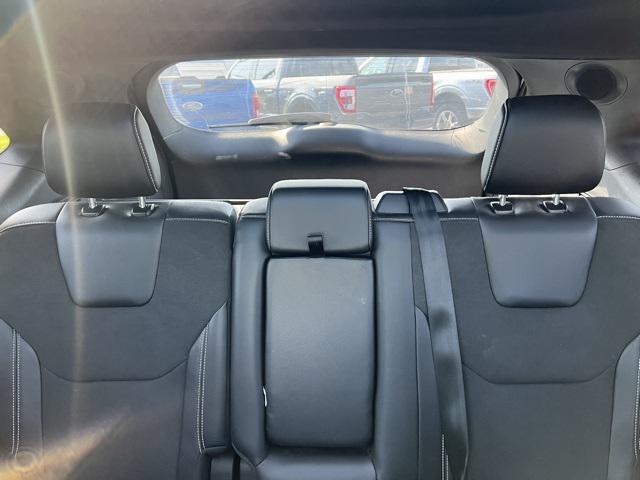 Photo of 2022 Star White Metallic Tri-Coat Ford Edge