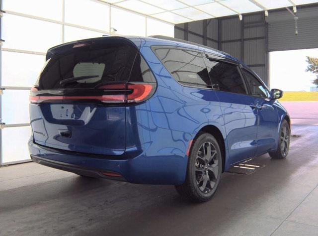 Photo of 2021 Ocean Blue Metallic Chrysler Pacifica