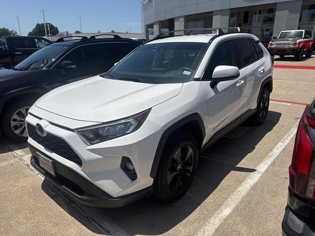 Photo of 2021 Super White Toyota RAV4