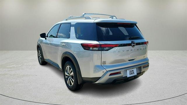 Photo of 2023 Brilliant Silver Metallic Nissan Pathfinder