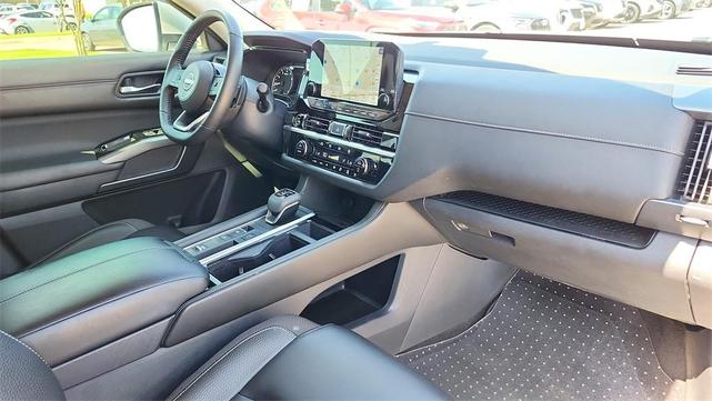 Photo of 2023 Brilliant Silver Metallic Nissan Pathfinder
