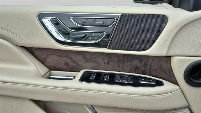 Photo of 2019 Ceramic Pearl Metallic Lincoln Navigator