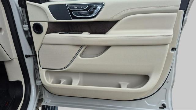 Photo of 2019 Ceramic Pearl Metallic Lincoln Navigator