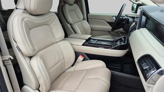 Photo of 2019 Ceramic Pearl Metallic Lincoln Navigator