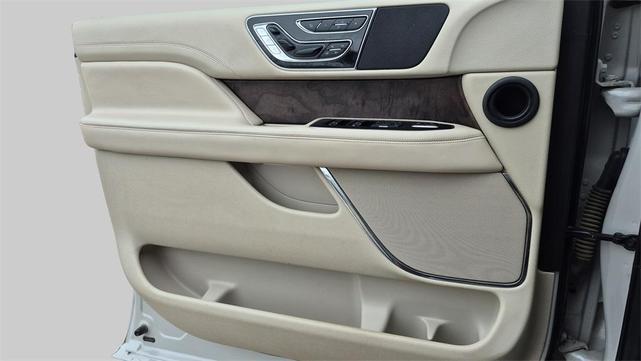 Photo of 2019 Ceramic Pearl Metallic Lincoln Navigator