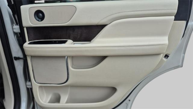 Photo of 2019 Ceramic Pearl Metallic Lincoln Navigator