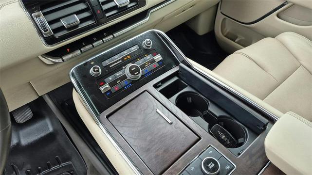 Photo of 2019 Ceramic Pearl Metallic Lincoln Navigator