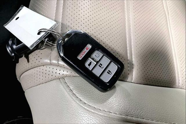 Photo of 2022 Platinum White Pearl Honda CR-V Hybrid