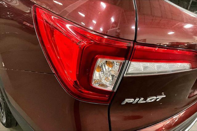 Photo of 2022 Deep Scarlet Pearl Honda Pilot