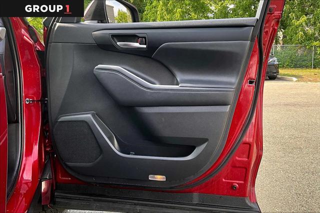 Photo of 2022 Ruby Flare Pearl Toyota Highlander