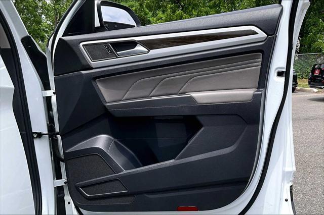 Photo of 2023 Pure White Volkswagen Atlas