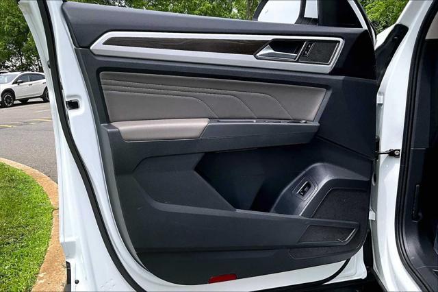 Photo of 2023 Pure White Volkswagen Atlas