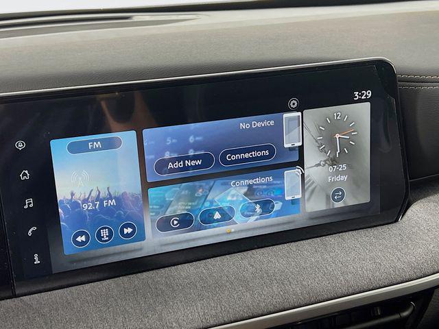 Photo of 2025 Aspen White Tricoat Nissan Kicks