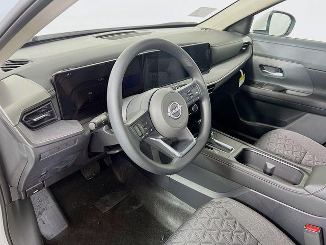 Photo of 2025 Aspen White Tricoat Nissan Kicks