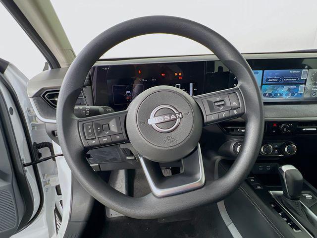 Photo of 2025 Aspen White Tricoat Nissan Kicks