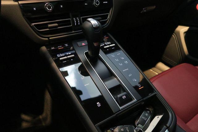 Photo of 2023 White Porsche Macan