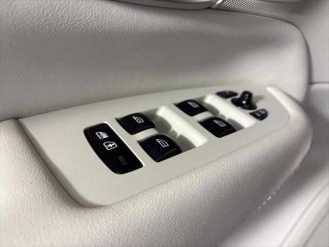 Photo of 2023 Silver Dawn Metallic Volvo XC90 Recharge Plug-In Hybrid