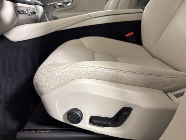 Photo of 2023 Silver Dawn Metallic Volvo XC90 Recharge Plug-In Hybrid