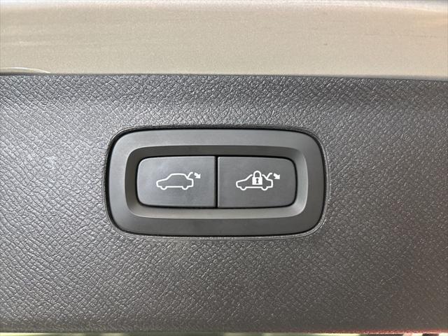 Photo of 2023 Silver Dawn Metallic Volvo XC90 Recharge Plug-In Hybrid
