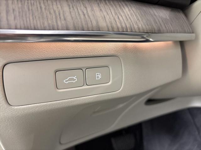 Photo of 2023 Silver Dawn Metallic Volvo XC90 Recharge Plug-In Hybrid