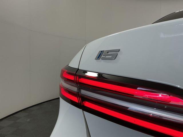 Photo of 2024 Alpine White BMW i5