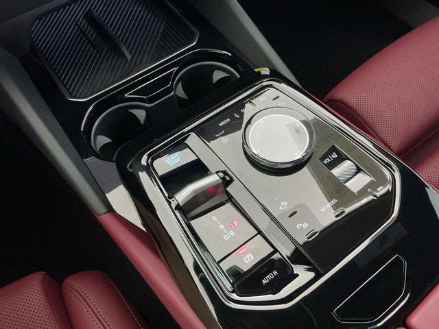 Photo of 2024 Alpine White BMW i5