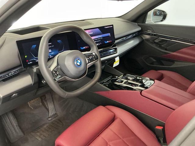 Photo of 2024 Alpine White BMW i5