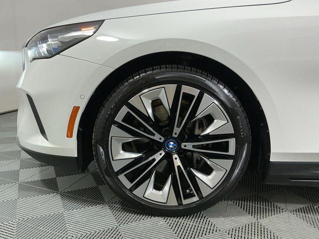 Photo of 2024 Alpine White BMW i5