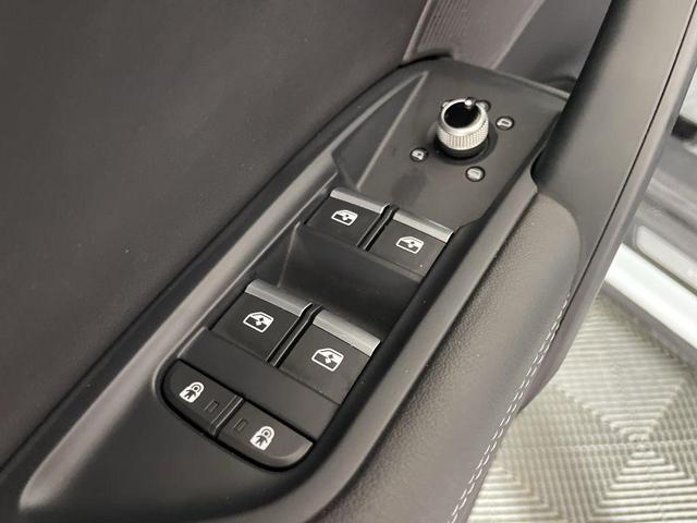 Photo of 2023 Glacier White Audi Q5