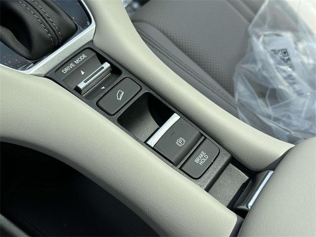 Photo of 2026 Platinum White Pearl Honda HR-V