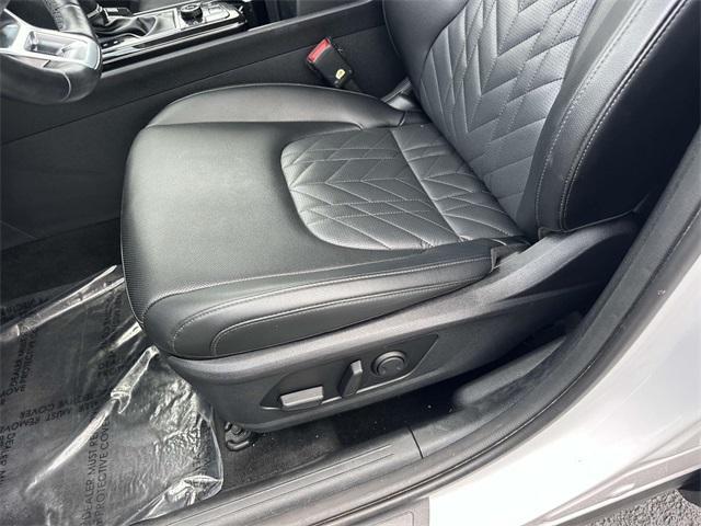 Photo of 2023 Glacier White Pearl Kia Sportage