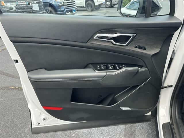 Photo of 2023 Glacier White Pearl Kia Sportage