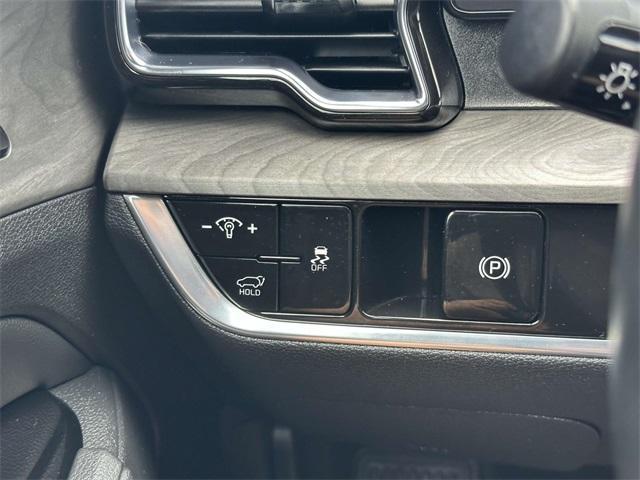 Photo of 2023 Glacier White Pearl Kia Sportage
