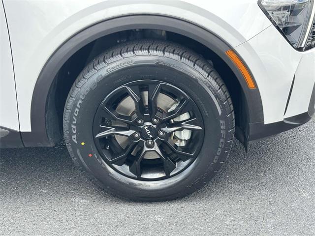 Photo of 2023 Glacier White Pearl Kia Sportage