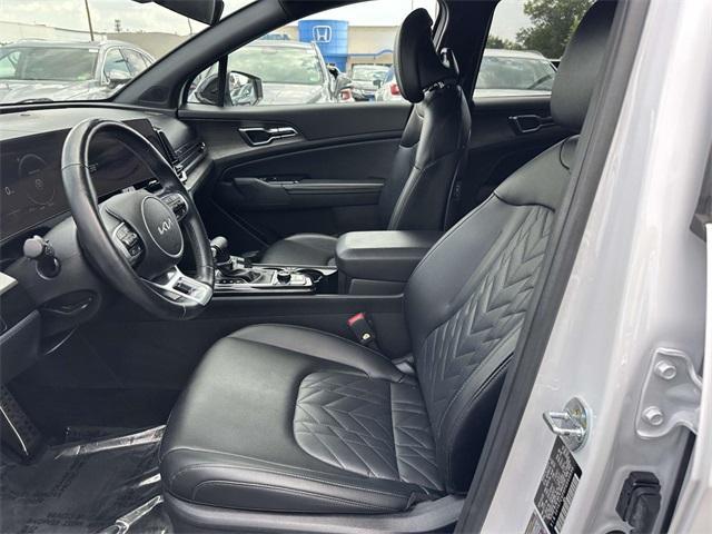 Photo of 2023 Glacier White Pearl Kia Sportage