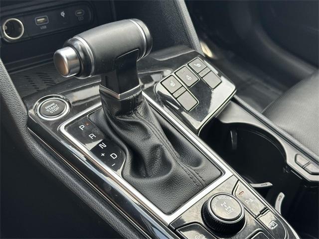 Photo of 2023 Glacier White Pearl Kia Sportage